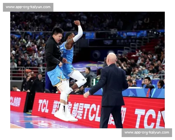 比斯利盛赞埃文斯篮板超魔兽：单场 20 板如探囊取物