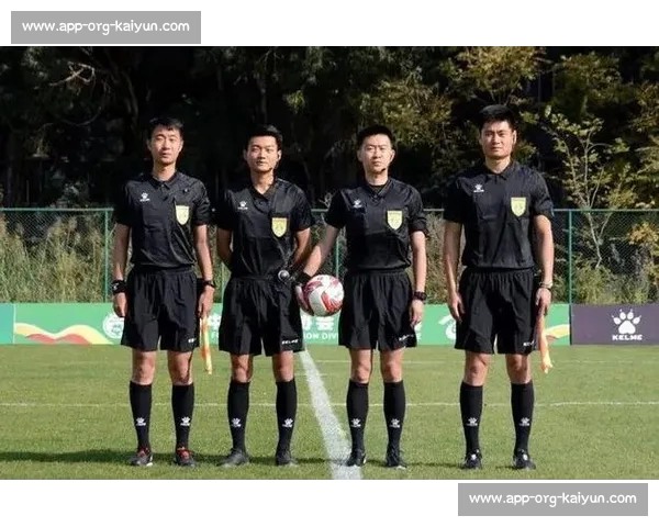 苏超铁哨柔情：高颜值裁判陆爽的微笑执法哲学