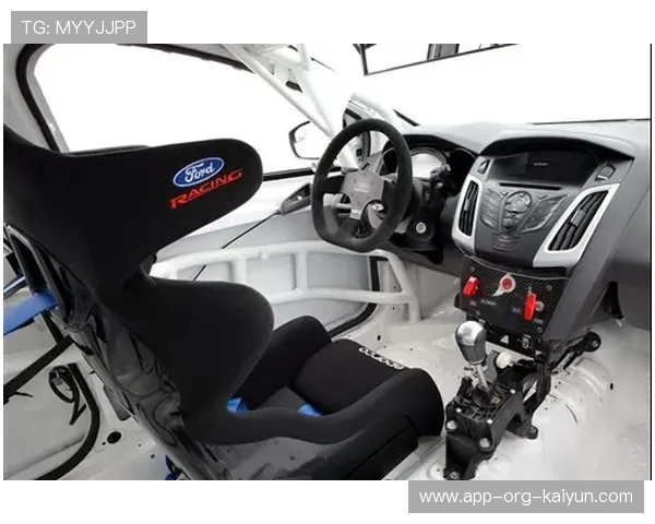 福克斯轻松写意空接暴扣，与球迷互动点燃现场激情